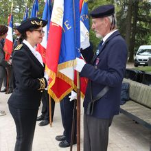 RÉGION AUVERGNE/RHÔNE-ALPES : SAINT-BONNET DE MURE (69) : SAMEDI 14 OCTOBRE 2023 : LES AUTORITÉS CIVILES ET MILITAIRES ONT SALUÉ LES PORTE-DRAPEAUX À L’ISSUE DE LA CÉRÉMONIE D’’HOMMAGE ENVERS LES VÉTÉRANS DE LA GENDARMERIE NATIONALE ET DES 29 MILITAIRES ET CIVILS DÉCÉDÉS LORS D’ACCIDENTS AU CENTRE D’EXPÉRIMENTATIONS DU PACIFIQUE.