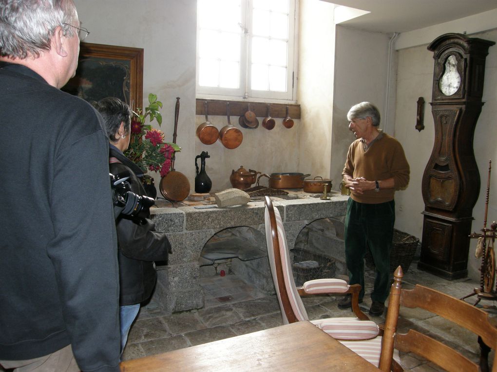 Superbe journée de découverte des chateaux du coté de Lanvolon. L'histoire nous rattrape et nous sommes fascinés par ces batisses si imposantes...