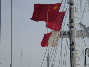 Drapeau Français à l'arrière    - drapeau Chinois - rouge matières dangereures - rouge et blanc pilote à bord