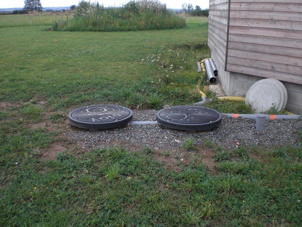 Les deux tuyaux jaunes ramènent l'eau de pluie aux évacuations