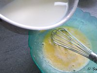 Fouettez oeufs et sucre, ajout de la poudre à crème. Puis on verse liquide chaud. On cuit sur feu 