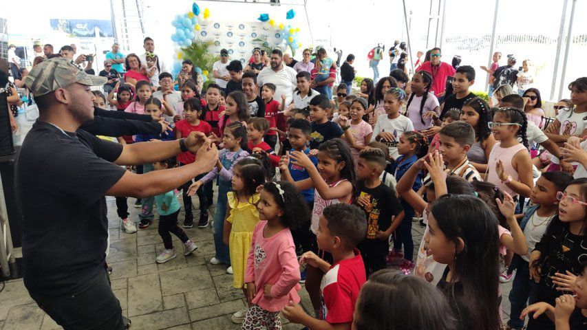 Reyes Magos llegaron en avioneta al Aeroclub de Valencia para brindar alegría a los niños y niñas de Carabobo