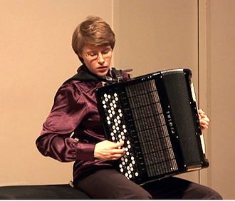 élodie soulard, une accordéoniste française virtuose qui débute l'accordéon à 5 ans et qui se retrouve multi-diplômée du CNSM
