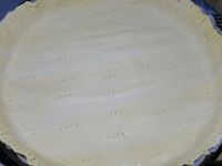 1 - Etaler la pâte et la placer dans le moule, piquer le fond à la fourchette et réserver au réfrigérateur pendant toute la préparation.