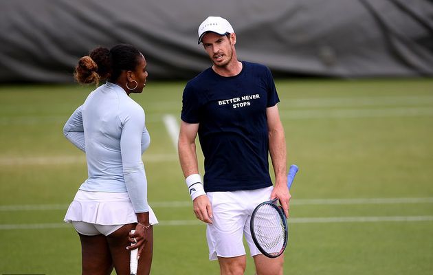 L'accord parfait! Les anciens champions de Wimbledon, Andy Murray et Serena Williams, profitent d'une dernière séance d'entraînement alors que les deux joueurs se préparent à faire équipe pour le double mixte ce soir