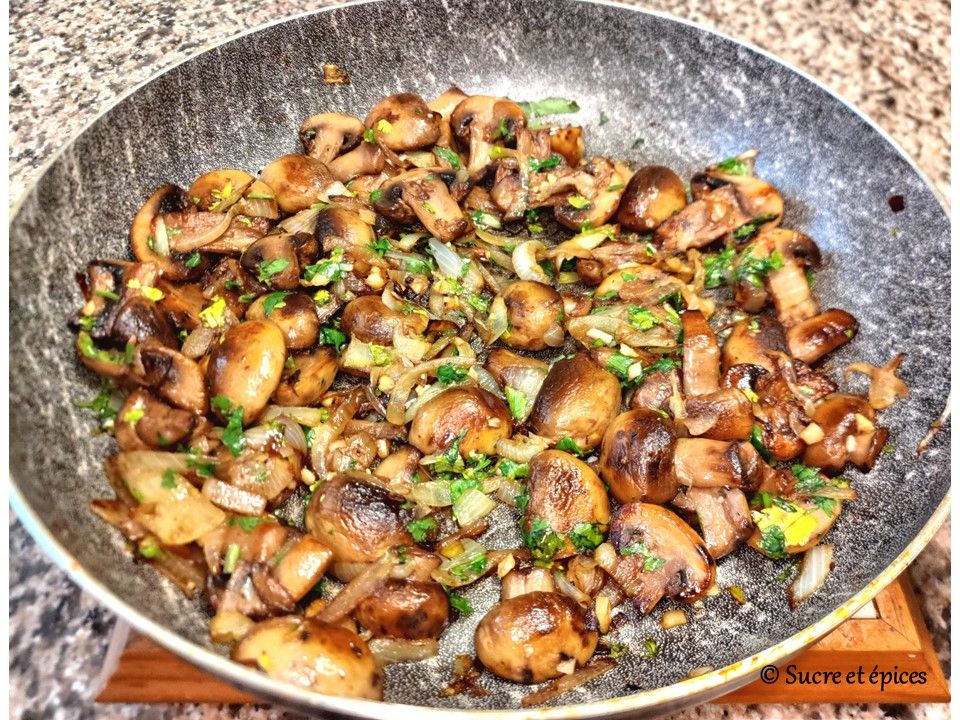 Champignons sautés à l'oignon et à l'ail - Recette en vidéo