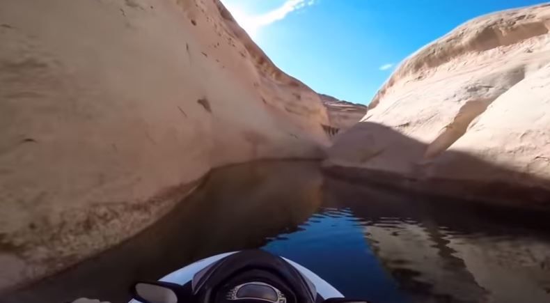 VIDEO - slalom d'anthologie sur un jet ski dans un canyon du Lac Powell 