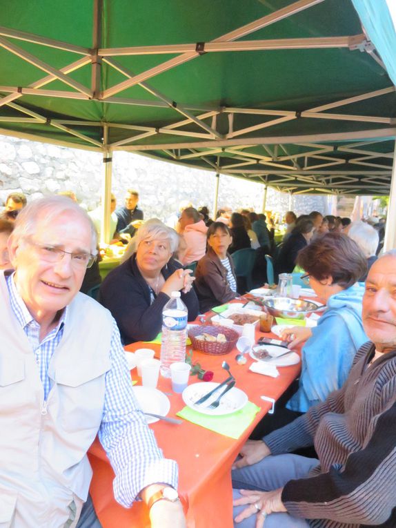 Du vent dans les nappes,  anchoïade pour tout le monde, séquence accordéon et mandoline, le discours de la présidente, remise du prix spécial à Hugues, les joyeux convives, la loterie des enfants ......