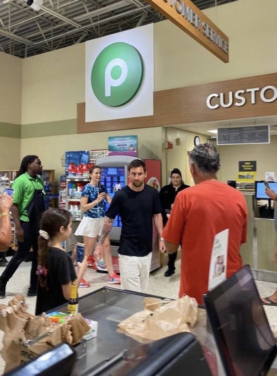 Lionel Messi en train de faire ses courses dans un supermarché à Miami. 🇺🇸