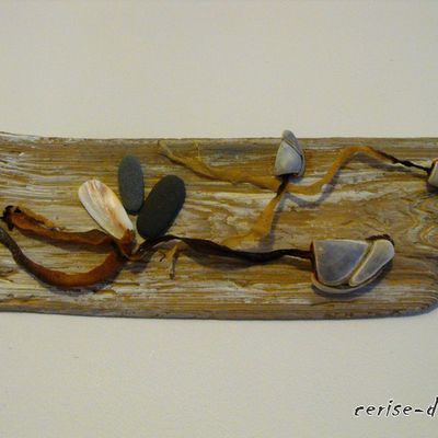 une création en bois flotté et coquillages ramassés sur la plage