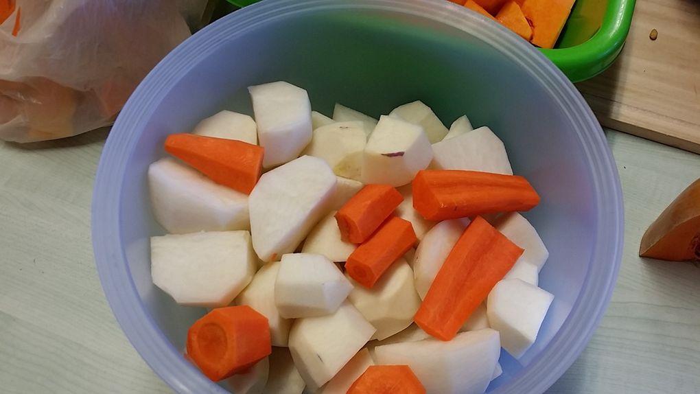 Épluchage des légumes et des oignons. Les plus vaillantes n'ont pas eu les larmes aux yeux. 