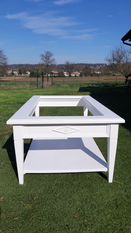 Rénovation d'une table basse en blanc pur. Mars 2024. Atelier d'Avalone. Reyrieux (01600).