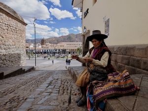 Cuzco, sa fontaine, ses vestiges incas (La pierre Inca à 12 angles de Cuzco et celle qui en a 13, dans un mur situé dans la rue Hatun Rumiyoc ) et ses habitants maîtres tisserands... 