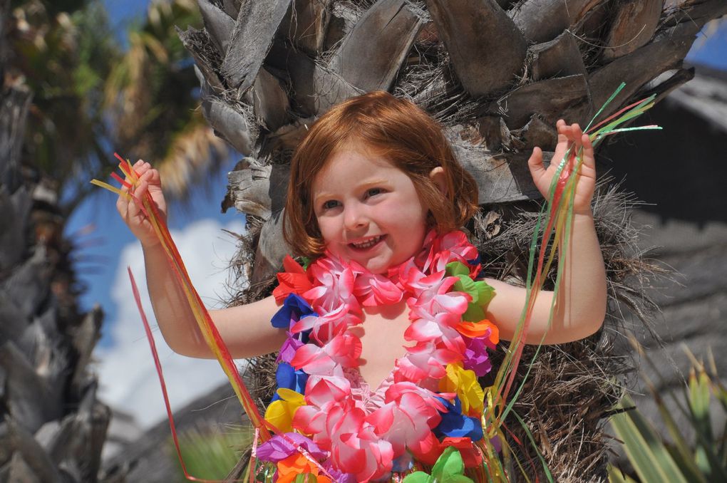 Voyage fabuleux et surnaturel dans la République du Kon Tiki... Village polynésien à 3km de St Tropez.
De notre hutte plantée sur la plage, à l'ombre des palmiers, nous avons vécu ces vacances de Pâques 2012 comme un rêve éveillé.