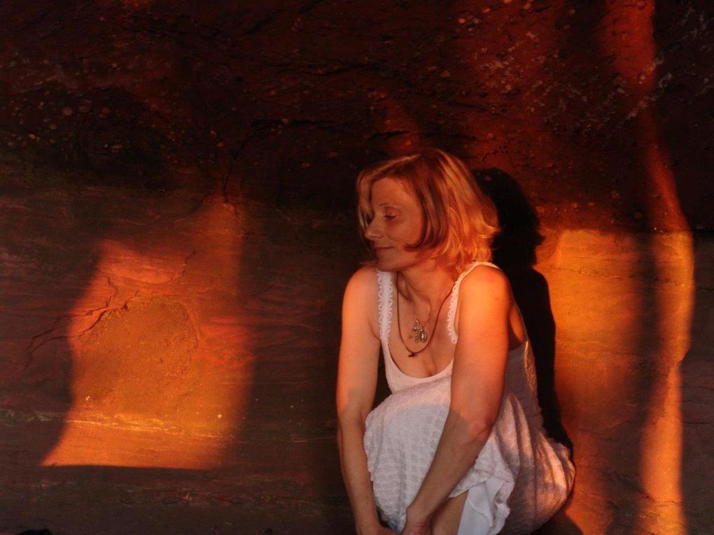 Pleins feux sur les rochers de la grotte d'amour, à Dossenheim-sur-Zinsel. 