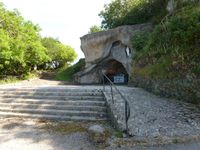 La porte de mise à l'eau des bateaux..... L'Eglise et son cimetiére .......La grotte de la Vierge Marie 