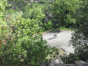 Les collègues s'élancent dans les multiples lacets du col de Propiac beaucoup plus pentu sur sa face Est.