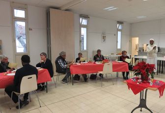 UN REPAS DE NOËL FESTIF À LA MAISON SAINT FRANĆOIS