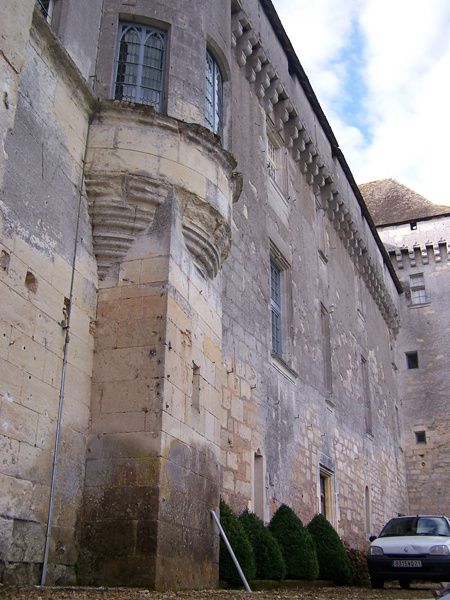 Ce château est situé en Dordogne.
Restauration de l'échauguette et d'une ouverture de type meurtrière.