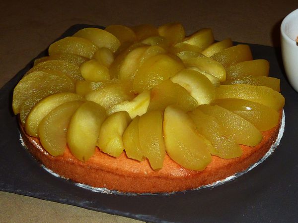 Pommes pochées au sirop vanillé soit cuite au four avec du beurre et du sucre 