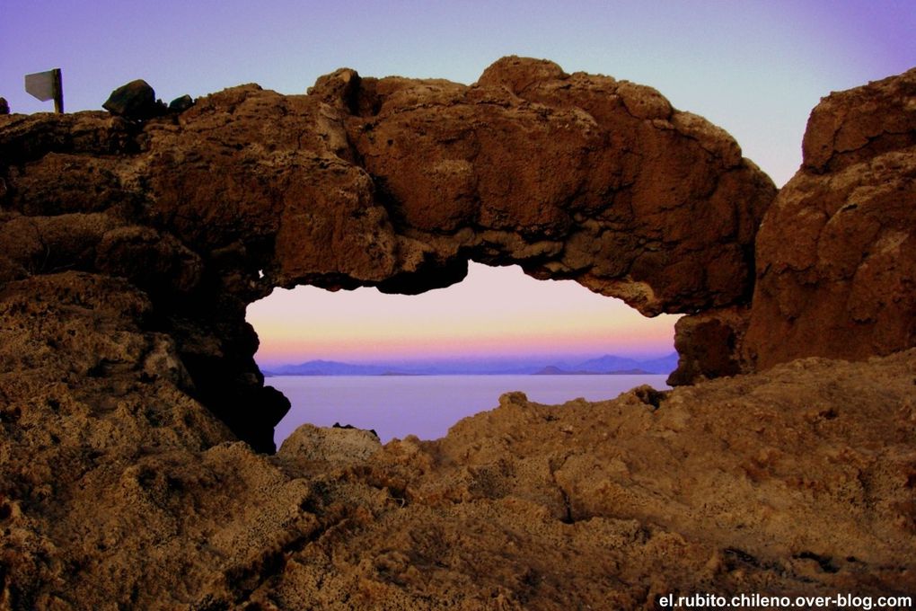 Levé de soleil depuis la Isla de Incahuasi. Traversé d'une des merveilles naturelles du monde. Le plus grand désert de sel du monde. Du blanc à perte de vue et un ciel bleu extraordinaire.