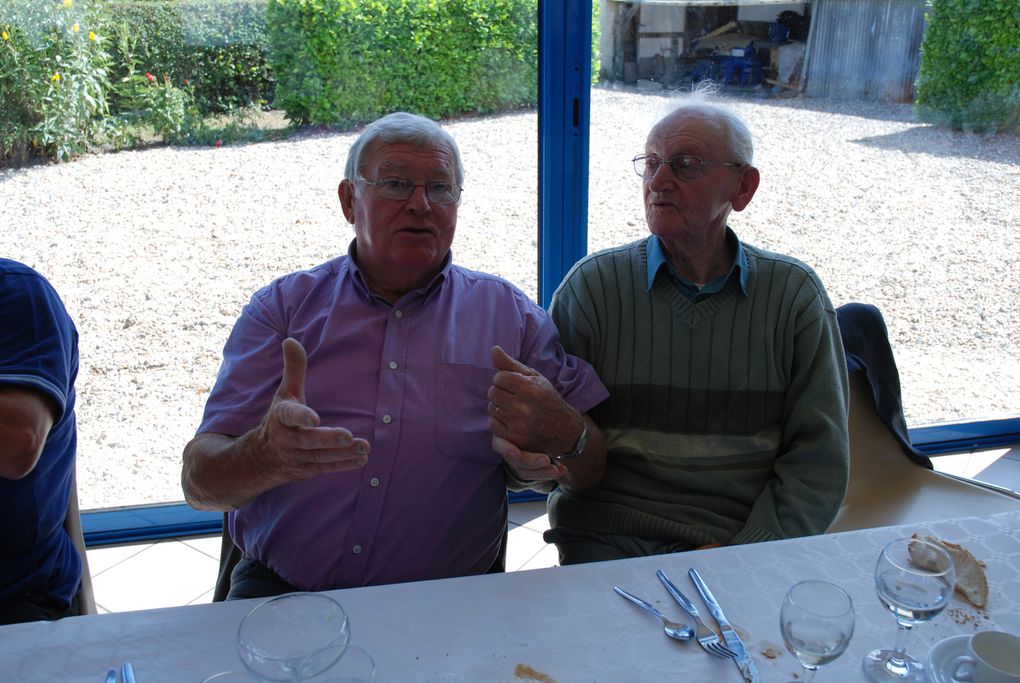 nos chèrs aines , réunis tous ensemble à la salle d'épaumesnil pour un repas 