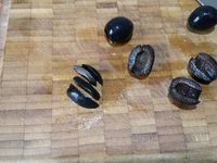 1 - Mettre 2 oeufs à cuire dans une casserole d'eau bouillante pour 9 mn. Découper le blanc de poireau en fines rondelles. Peler et émincer l'échalote et couper 6 à 8 olives noires en petits dés.