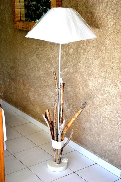 Un lampadaire en bois flotté et bois naturel