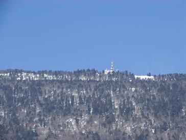 Il a une côte plus sauvage que l'autre, son voisin, le lac d'Annecy, et bien que sa renommée ne soit sans doute pas aussi grande, il a lui aussi sa beauté propre. Aix-les-Bains et Chambéry en sont les villes les plus proches, sans être exactemen