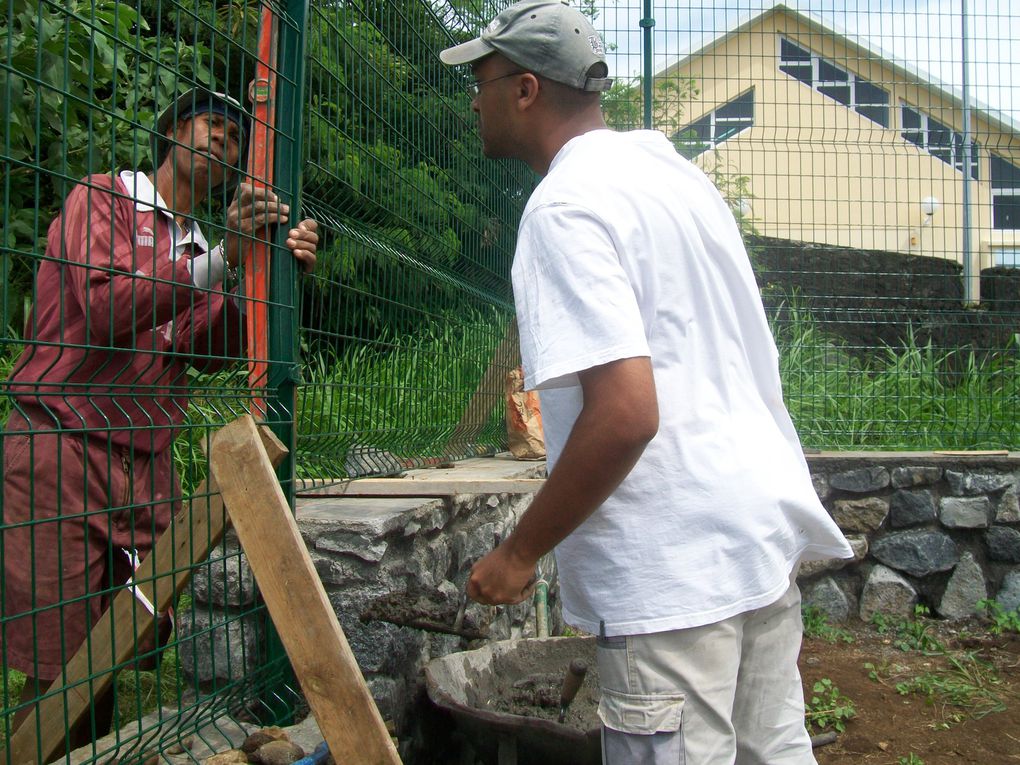 Les photos ont été prises pendant la construction du chantier "Serre pédagogique" à Bois de Nèfles ainsi qu'en salle de formation et en entretien au site du Moufia.