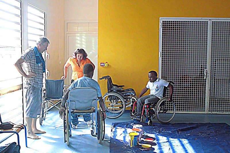 Premier essai, émouvant, de peinture au fauteuil roulant