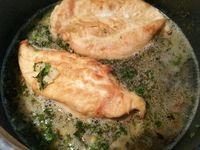 3 - Faire frire l'ail dans l'huile de la même casserole, incorporer les herbes et laisser cuire 2 mn. Rajouter le poulet, verser le vin blanc, couvrir et laisser mijoter 10 à 15 mn à feu doux. Incorporer en fin de cuisson le jus du citron. Rectifier l'assaisonnement si besoin. Sortir les pommes de terre du four. Dresser les suprêmes de poulet dans un plat avec les pommes de terre autour, décorer d'un peu de salade et de quartiers tomates. Servir aussitôt accompagné de la sauce (pour napper le viande chacun à son goût) et d'un vin rosé ou d'un vin espagnol plus corsé (Rioja, Sangre de Toro...)