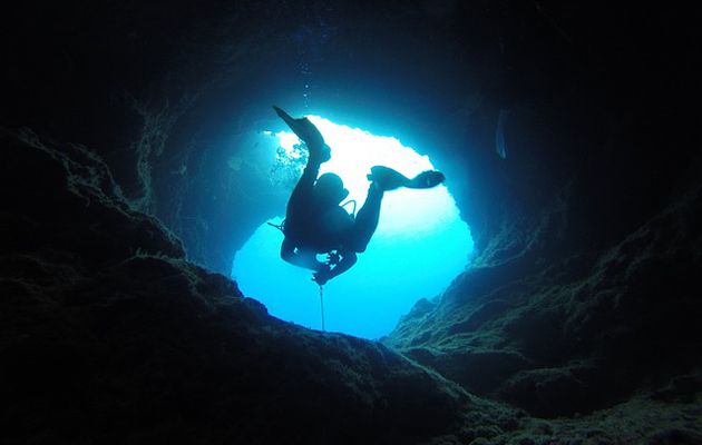 Cave diving, plongée spéléo : bienvenue dans le monde obscur. Cénotes, Lot, Marseille...