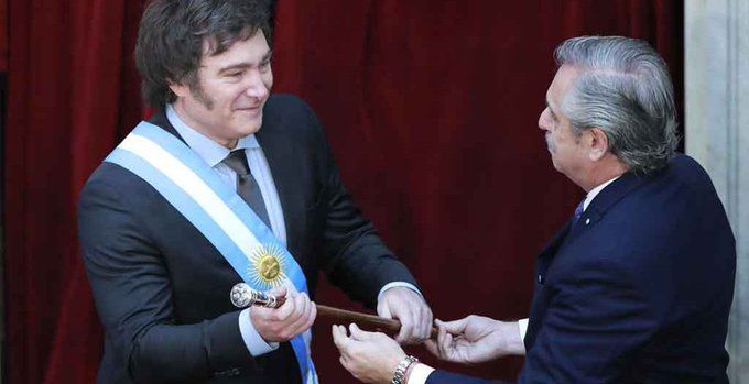 Milei promete un &quot;shock&quot; económico y reduce ministerios al asumir Presidencia de Argentina