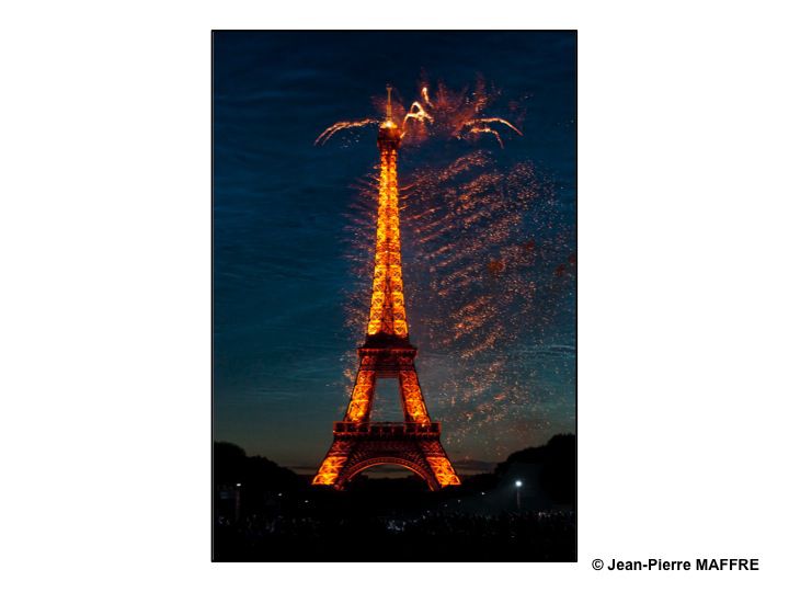 En 2009, la Tour Eiffel avait 120 ans. A l’occasion du feu d’artifice du 14 juillet, elle s’est transformée, dans un déchaînement de feu et de couleur, en bougie géante pour fêter son anniversaire et rendre un hommage à son créateur.