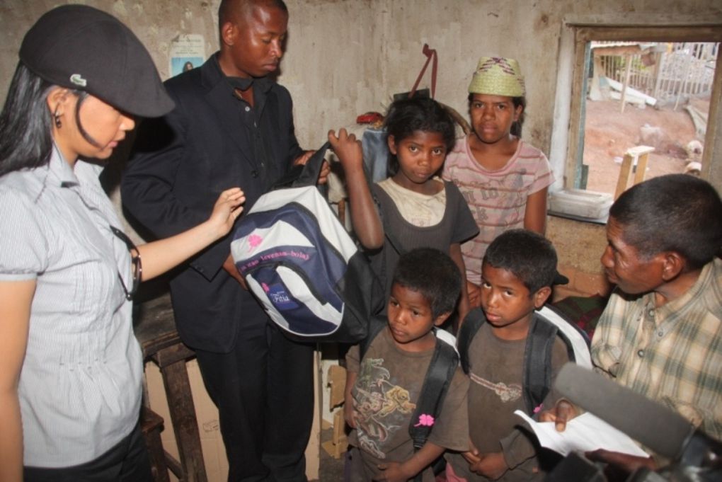 4 octobre 2011. Mialy Rajoelina et l'association Fitia Madagascar à la rescousse des diminués physiques de son quartier de résidence.