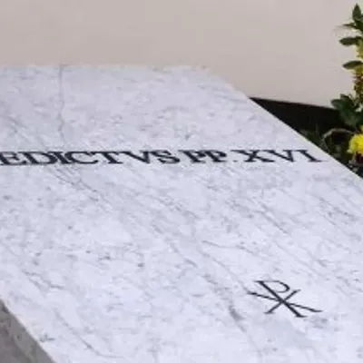 Le corps de Benoît XVI, les Ratzinger codes extrêmes et les tomes de Bergoglio