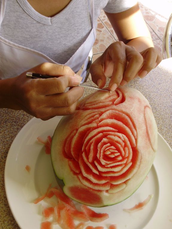 Apprendre à sculpter des fruits, est un art Thaïlandais. vous pourrez essayer au restaurant Le Chineur.
   Learn how to carve fruit, is a Thai art. you can try at Le Chineur