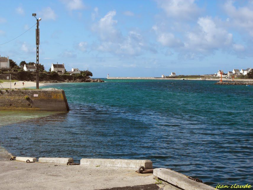 Le port de pêche avec son église en haut, sa plage st son monument aux marins