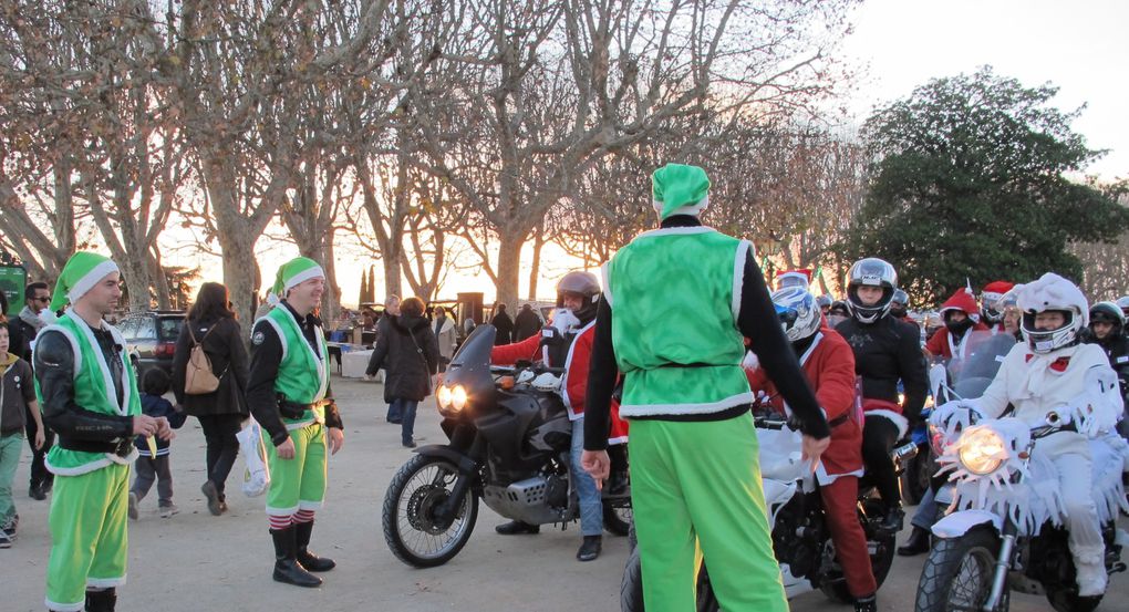 La ballade deNoêl des motards du Gard et de l'Hérault.
Concentration de 500 motards sur l'esplanade du Peyrou à Montpellier le 16 décembre 2012
