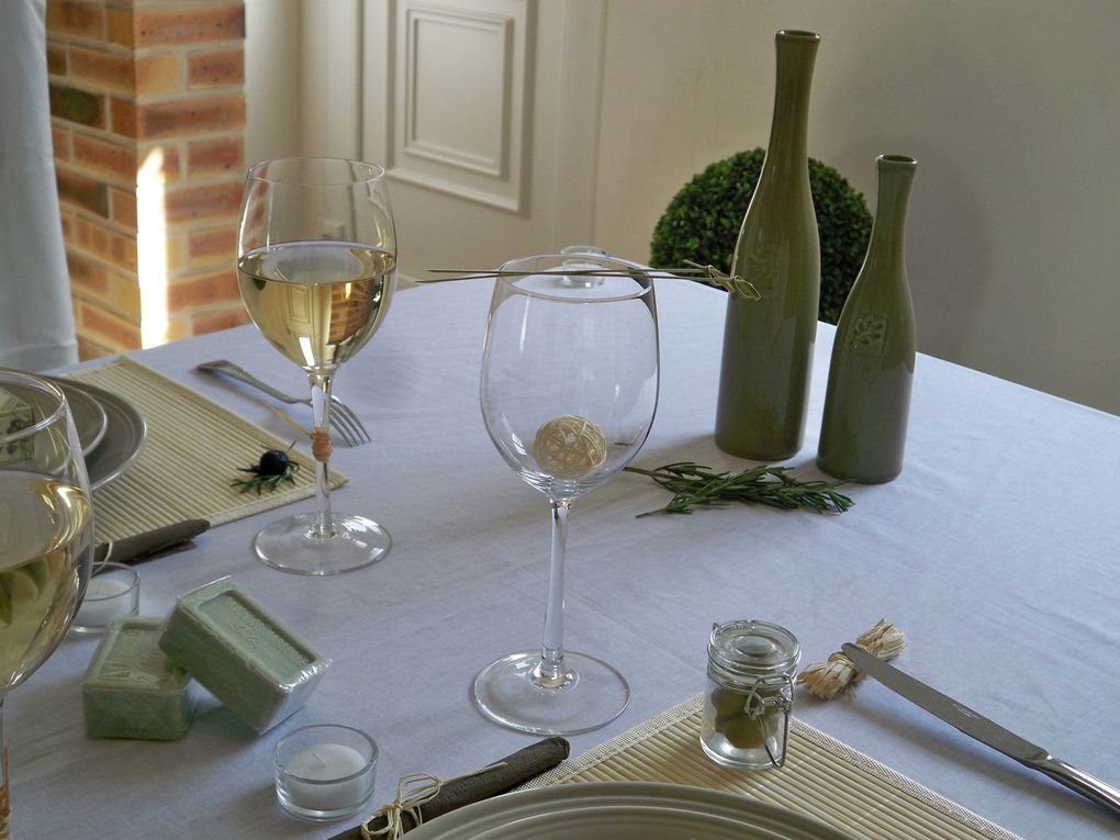 Une table aux saveurs estivales dressée pour une douce soirée d'été.