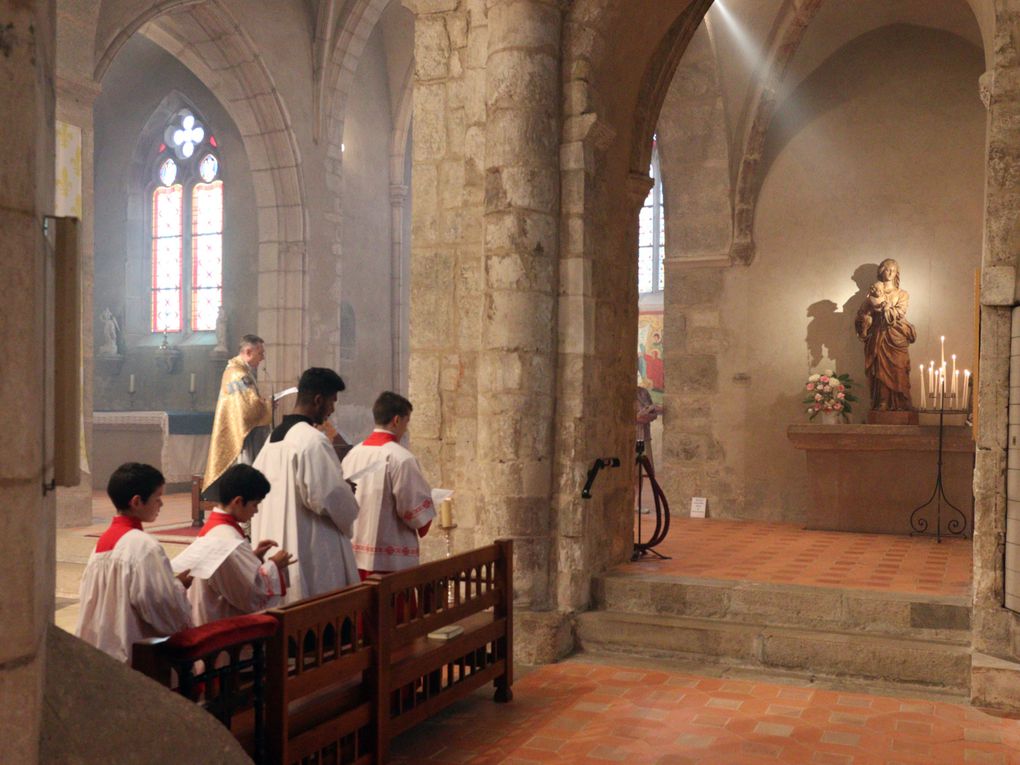 Messe solennelle de l'Assomption. Verre de l'amitié offert par Alan et Cyrielle pour fêter le Baptême de Elya.