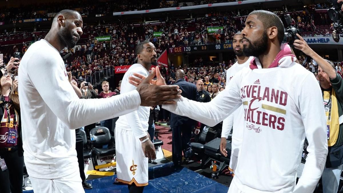 Vidéos : LeBron James et Kyrie Irving rendent la vie difficile aux Warriors 