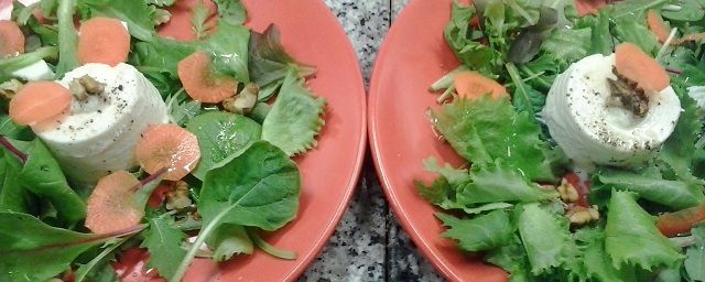 Ricottino Esselunga "equilibrio" con insalata "mix orientale" (Lidl), noci e carote condite con il miele