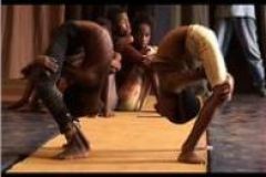 En Guinée, l'acrobatie permet de protéger les enfants des rues