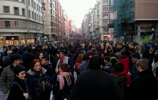 Miles de personas secundan la marcha apoyada por PNV y Bildu en Bilbao por los presos etarras