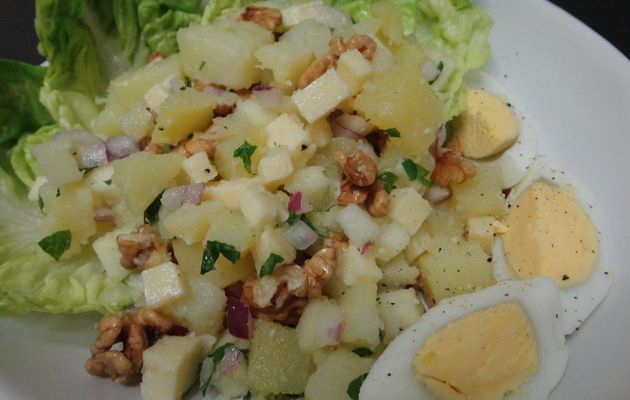 Salade aux deux pommes, noix et cantal