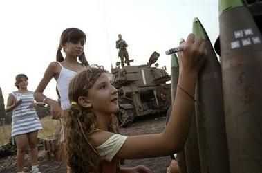 comm vous le voyez sur lé toff ce sont des ptites filles israeliennes ki sont entrain d ecrire des message pr lé ptit enfan du liban sur  les missiles avant kelles dechirent leur coprs