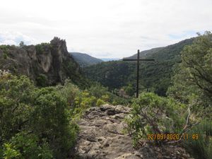 Une petite croix à côté  de la porte annonce la grande croix tout en haut