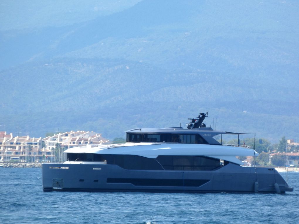 LADY NINA , au mouillage dans le golfe de Saint Tropez le 10 aout 2022